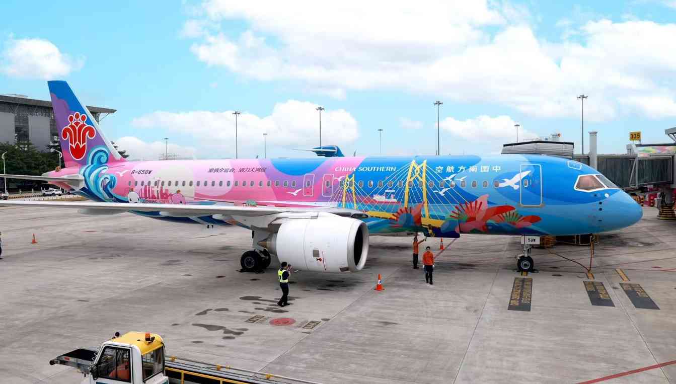 国内首架C919十五运会主题彩绘飞机首航