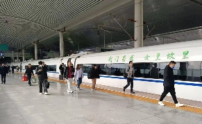 “剑门蜀道 女皇故里”高铁列车发车