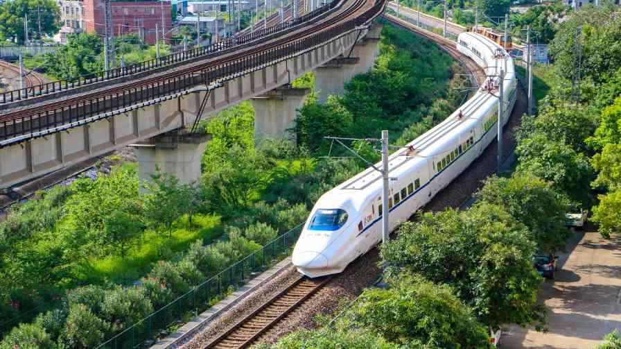 1至10月全国铁路发送旅客39.5亿人次 开行旅游列车2049列