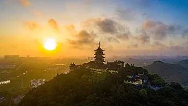 好生态带热健康游 走进森林深呼吸