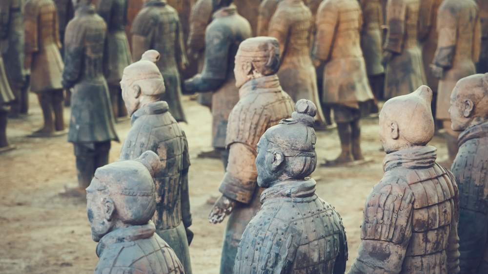 秦兵马俑考古新发现：二号坑发掘出土两乘战车