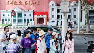 武汉：志愿者带游客开启“走读”城市之旅