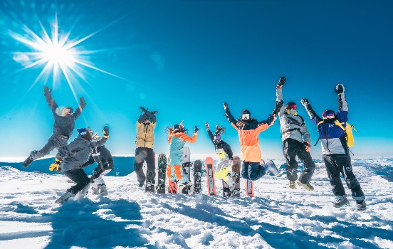 北疆南疆共绘“热雪”新版图