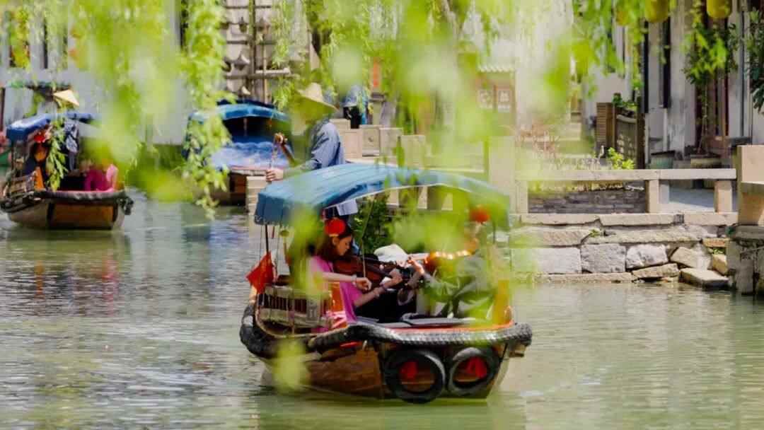 游客乘坐周庄古镇游船 景区 供图